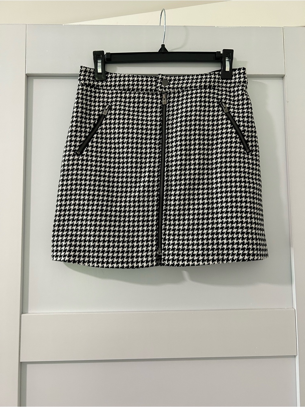 Hollister Black & White Houndstooth Zip-Front Mini Skirt